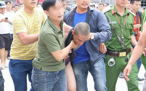 Sau khi "chơi" tỷ lệ kèo nhà cái hôm nay túy, con trai vác rìu đòi chém mẹ đẻ, làm náo loạn khu phố