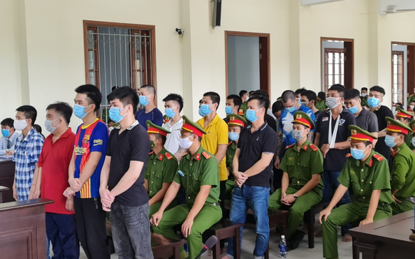 Hai nhóm giang hồ dùng súng K54 hỗn chiến, 21 bị cáo lãnh án
