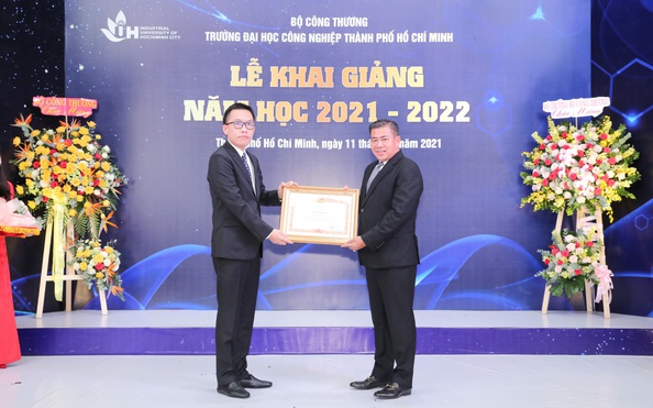 Hiệu trưởng tỷ lệ kèo góc nhà cái ĐH Công nghiệp TP HCM nhận Bằng khen của Thủ tướng Chính phủ
