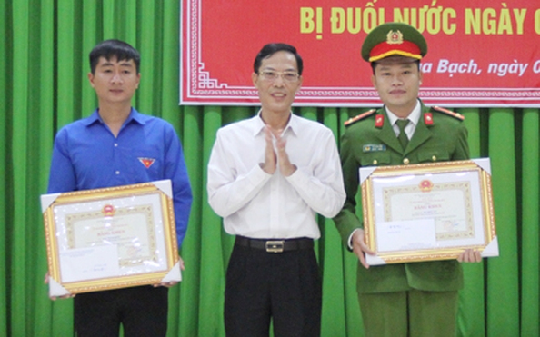 Tặng bằng tỷ lệ cá cược kèo nhà cái thượng úy công an và Bí thư đoàn cứu bé gái thoát đuối nước