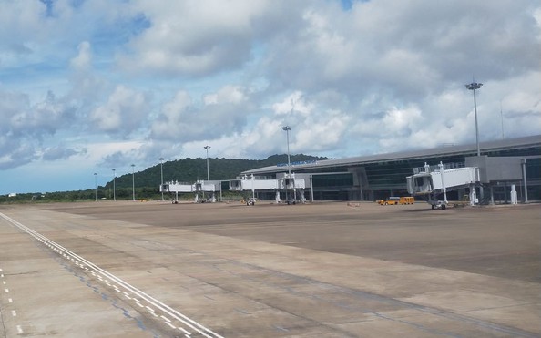 HIỆN TRƯỜNG NÂNG CẤP SÂN BAY PHÚ QUỐC VỚI MÁY MÓC VÀ CÔNG NHÂN LÀM VIỆC