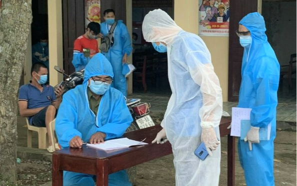 Khởi tố vụ án nam công nhân từ "tâm dịch" về quê không tuân thủ cách ly, đi ăn tỷ lệ cá cược kèo nhà cái