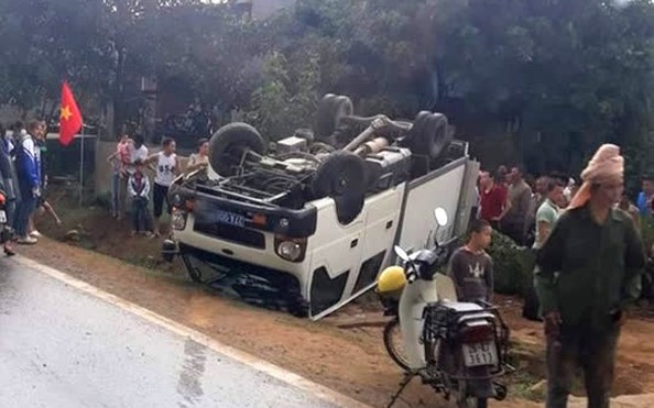 tỷ lệ kèo nhà cái hôm nay ôtô biển xanh đặc chủng lật ngửa trên quốc lộ, 2 người bị thương