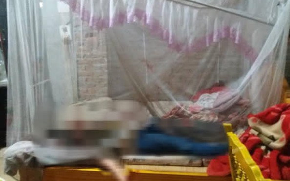 Chồng ra khỏi nhà với vết máu trên tỷ lệ kèo góc nhà cái, vợ chết trên giường