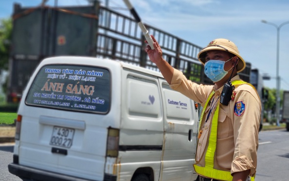 Ùn tắc ở chốt kiểm soát dịch tỷ lệ bóng đá kèo nhà cái Đà Nẵng, CSGT phơi nắng phân luồng