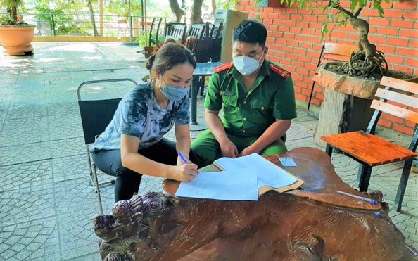 Nữ chủ quán mở cửa cho 14 khách vào uống cà phê, bị phạt 15 triệu đồng