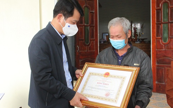 Chủ tịch Thanh Hóa tặng bằng tỷ lệ cá cược kèo nhà cái thanh niên cứu bé gái trong đám cháy ở Hà Nội