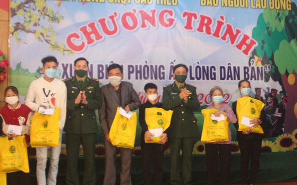tỷ lệ bóng đá kèo nhà cái Động phối hợp trao 70 suất quà cho người nghèo ở 2 xã miền núi Hà Tĩnh