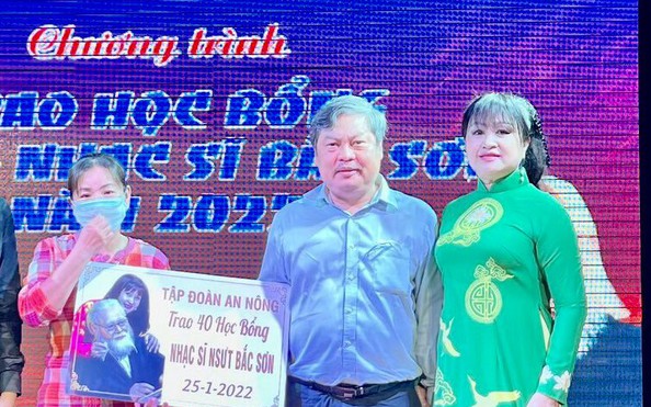 Trao học bổng tỷ lệ bóng đá kèo nhà cái sĩ Bắc Sơn cho con em nghệ sĩ nghèo đón Tết