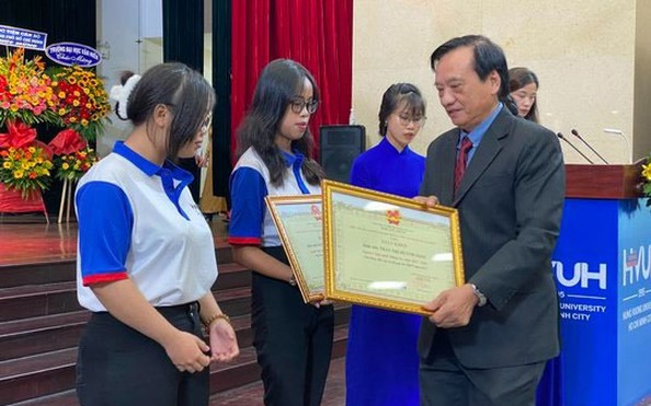 Các bóng đá tỷ lệ kèo nhà cái khai giảng, trao học bổng cho sinh viên