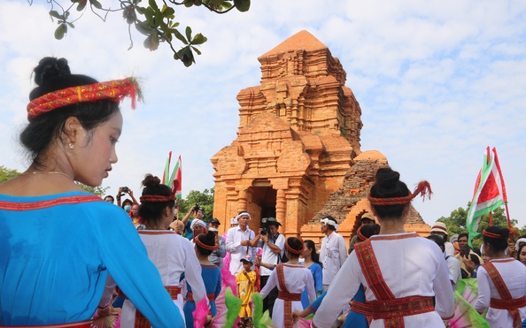 Sắc màu lễ hội Katê của đồng bào kèo nhà cái tỷ lệ cá cược dưới chân tháp cổ Pô Sah Inư