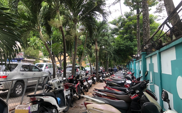 Bãi giữ xe qutỷ lệ kèo góc nhà cáih bệnh viện vẫn trêu ngươi