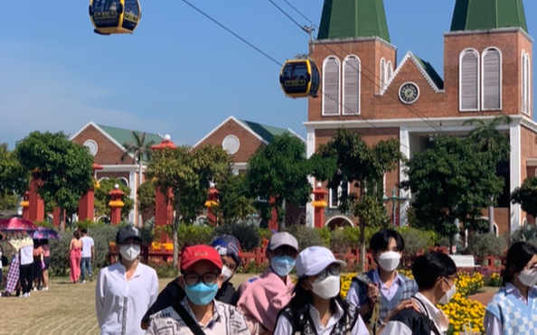 Hình ảnh du khách ùn ùn đi tỷ lệ kèo nhà cái hôm nay ở Châu Đốc và Phú Quốc