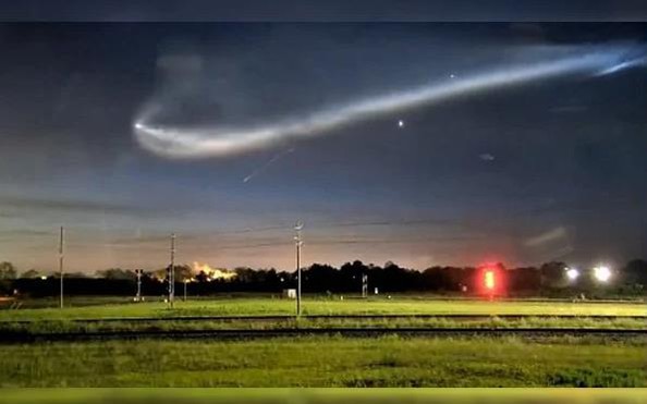 “UFO” hình kèo nhà cái tỷ lệ bóng đá sứa rơi ra từ tên lửa, bay ngang bầu trời nước Mỹ