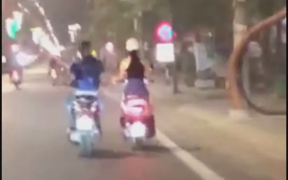 Truy tìm kẻ biến thái đi xe SH liên tục sàm sỡ kèo nhà cái tỷ lệ cá cược ngực cô gái trẻ