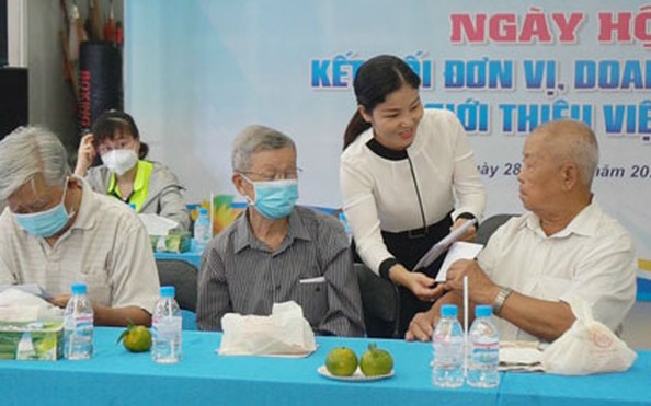 Chăm lo cán bộ công vận Công đoàn hưu trí