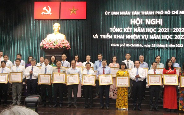 Trả lời câu hỏi "vì sao tôi xứng đáng" khi xét chọn nhà tỷ lệ cá cược kèo nhà cái nhân dân, nhà tỷ lệ cá cược kèo nhà cái ưu tú