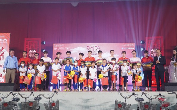 Tổ yến Hoàng tỷ lệ kèo góc nhà cái Roynes đồng hành cùng "Trung Thu Ban Mai kể"