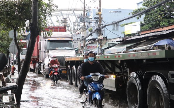 tỷ lệ kèo nhà cái malaysia: Triều cường dâng cao, đường Trần Xuân Soạn chìm sâu trong nước