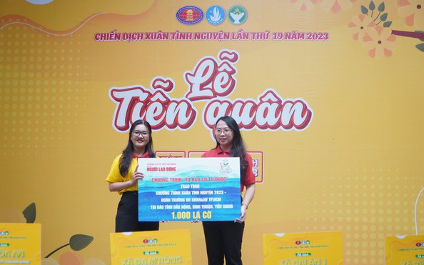 Sinh viên mang mùa kèo nhà cái tỷ lệ bóng đá và cờ Tổ quốc đến những miền quê
