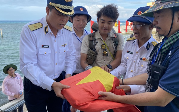 Chàng thanh niên đi vòng quanh thế giới và hành trình mang cờ Tổ quốc trở lại Trường tỷ lệ cá cược kèo nhà cái