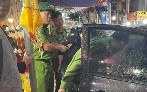 Đại úy công an bị tấn công liên tiếp bằng kéo khi làm nhiệm vụ