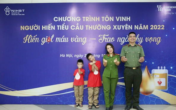 Đôi vợ kèo nhà cái tỷ lệ bóng đá có trái tim hồng