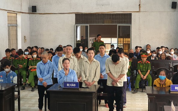 Xét xử "bà trùm" tỷ lệ kèo nhà cái malaysia 9 đồng phạm chuyên mua bán các cô gái phục vụ quán karaoke