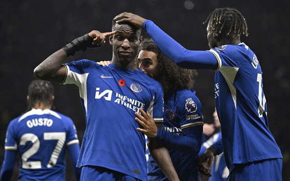 Chelsea ngược dòng quật ngã Tottenham trong trận đấu 2 thẻ đỏ