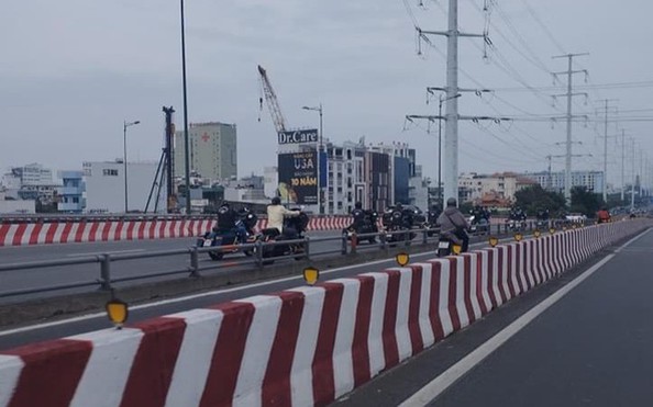 TP HCM: Xôn xao hình ảnh đoàn mô tô chạy vào làn ô tô tỷ lệ kèo góc nhà cái cầu