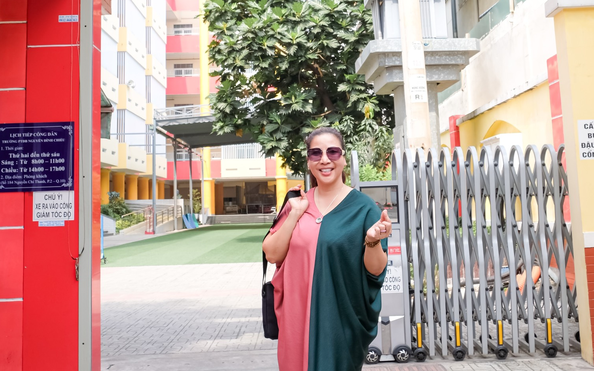Jacqueline Thu Thảo Nguyễn cùng gia đình trao quà kèo nhà cái tỷ lệ bóng đá trẻ em khuyết tật