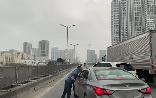 Xác minh tài xế xe sang tỷ lệ kèo nhà cái malaysia chặn đầu, nhổ nước bọt vào xe khác