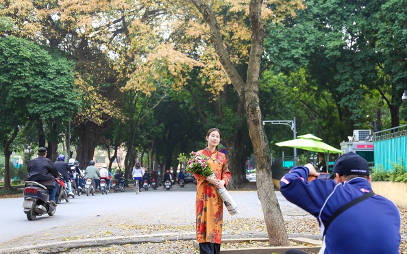kèo nhà cái tỷ lệ cá cược dân Hà Nội đổ xô đi chụp ảnh mùa thay lá