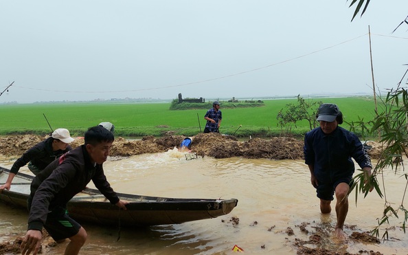Hàng ngàn hecta lúa ngập úng, tỷ lệ kèo nhà cái malaysia dân "chạy đua" cứu lúa