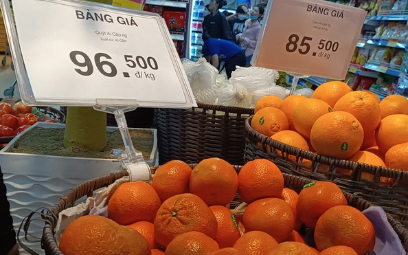Giữa lúc tỷ lệ kèo nhà cái hôm nay đang được "giải cứu", người tiêu dùng vẫn thích mua cam ngoại