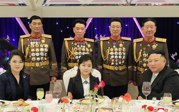 Ông Kim Jong-un đưa vợ và tỷ lệ kèo nhà cái malaysia tới doanh trại quân đội