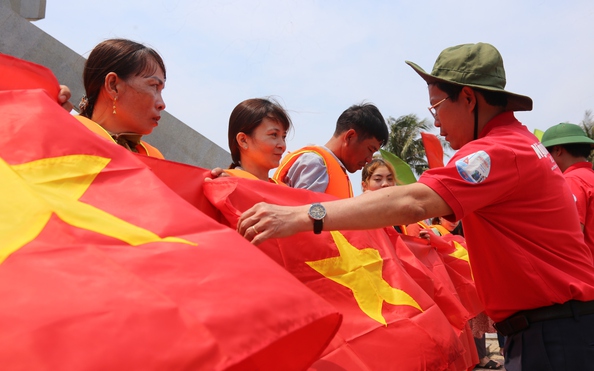 Xúc động hình ảnh cờ Tổ quốc tung bay trên huyện đảo tỷ lệ bóng đá kèo nhà cái Cỏ
