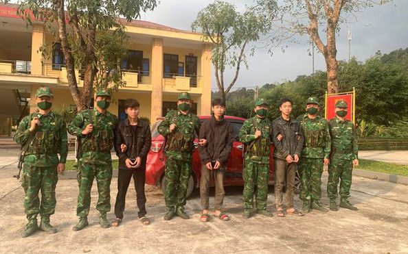 Bắt quả tang 2 tỷ lệ bóng đá kèo nhà cái Trung Quốc đang cắt rừng vượt biên trái phép sang Lào
