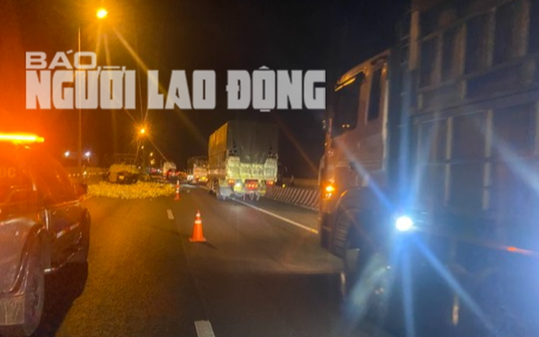 Tại nạn chết tỷ lệ kèo nhà cái 88 trên cao tốc TP HCM-Trung Lương, hàng hóa rơi đầy đường