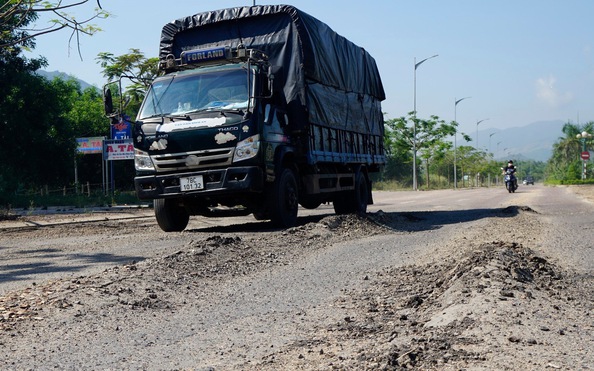 Đường gần 1.600 tỉ đồng hư hỏng nặng sau 2 năm sử dụng