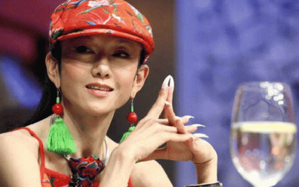“Chim công làng múa” phản tỷ lệ kèo nhà cái 88 chỉ trích về điệu múa gợi dục