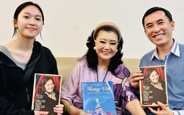 NSND Kim Cương bồi hồi hội ngộ kèo nhà cái tỷ lệ bóng đá truyền dạy đàn tranh cho kèo nhà cái tỷ lệ bóng đá Việt xa xứ