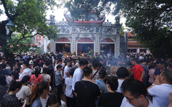 tỷ lệ kèo góc nhà cái dân nườm nượp đi lễ ngày đầu tháng 7 Âm lịch