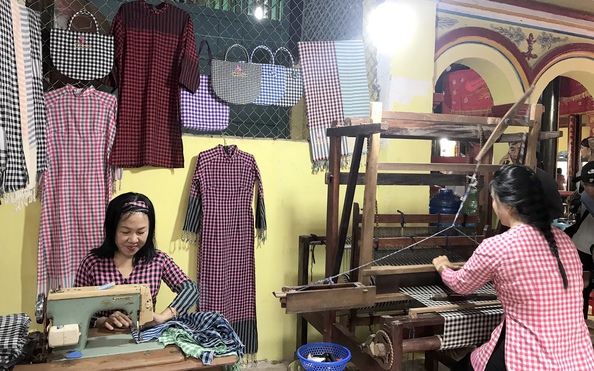 Tôn vinh nghề dệt choàng ở Đồng Tháp