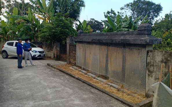 Bia cổ 300 năm thành tường rào nhà dân