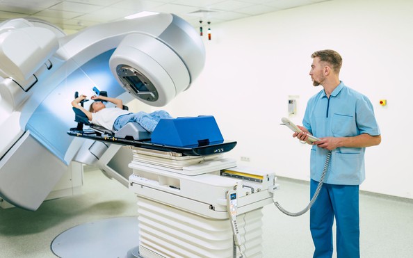Ung thư dưới 50 tuổi tăng vọt 80%: Hai giả thuyết đáng lo