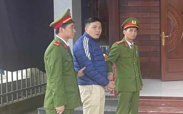 Một kiểm lâm viên bị bắt vì liên tỷ lệ kèo nhà cái gỗ lậu
