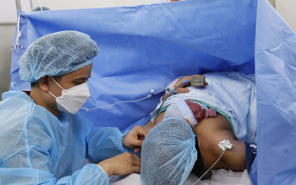 Cận cảnh ca mổ đặc biệt: Thai nhi được tỷ lệ kèo nhà cái 88 tim trong bụng mẹ chào đời