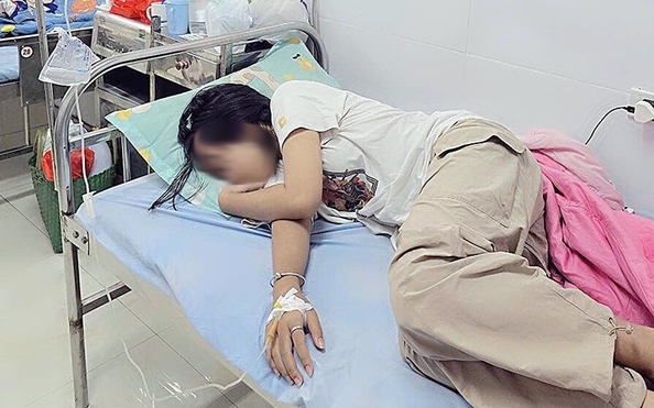 Uống nước ngọt phát miễn phí ở cổng trường, nhiều học sinh kèo nhà cái tỷ lệ cá cược viện