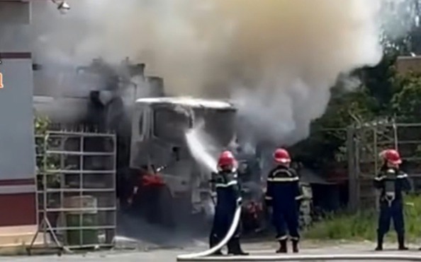 CLIP: tỷ lệ kèo nhà cái malaysia chở xăng cháy ngùn ngụt khi đang bơm nhiên liệu
